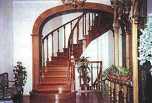 Ансамблевое решение лестницы с балюстрадой и арочным обрамлением способствует созданию единого стиля - представительного и элегантного